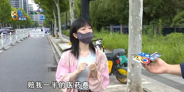 女子骑车被外卖小哥撞伤，本想私了要求赔三百医药费，外卖小哥：我只有三块钱