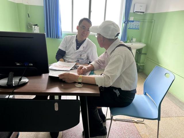 医叔老魏：为胃癌防治，他从手术台走到短视频镜头前