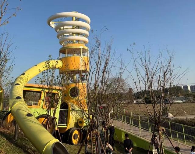 复古绿皮小火车成遛娃神器！杭州这个新公园“娃山娃海”，随手拍都是大片！