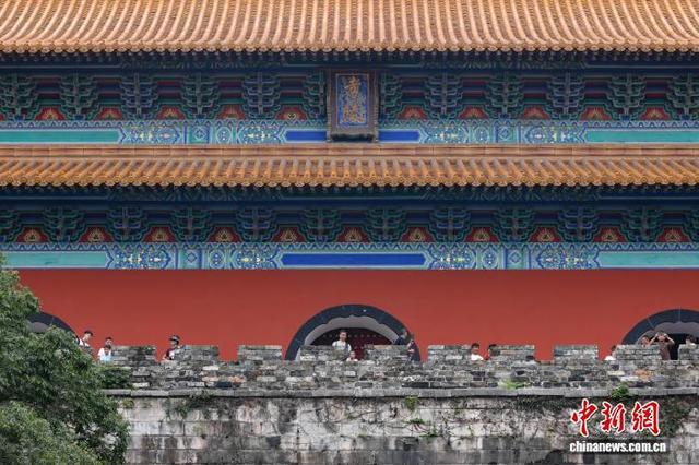 民众走进南京明孝陵探秘世界文化遗产