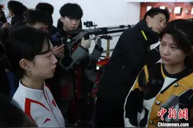 奥运冠军走进临沂体校 传授技艺激励新人图片