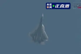 “旱地拔葱”加力起飞，苏-57上演一连串高难度动作图片
