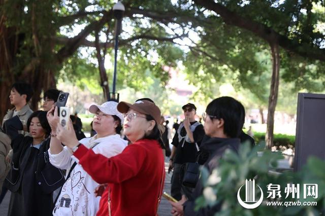 泉州开元寺抬头有惊喜 “爱心天空”引游客打卡