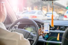 下单网约车“代接”孩子，“马大哈”父母竟选错目的地图片