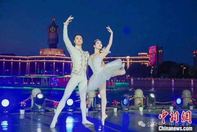 人这一辈子，一定要来天津听一场桥边音乐会！