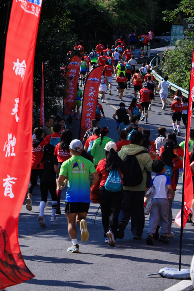 2025遵义桐梓尧龙山镇登山挑战赛激情开赛