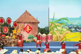 丰收节庆丰收 种粮大户家庭农场报收成图片