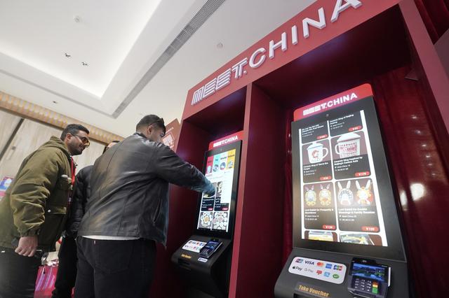 “付款太丝滑了”！外国游客在京消费有了“傻瓜机”