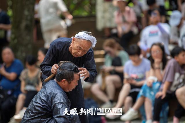 贵州岜沙苗寨迎来暑期旅游旺季