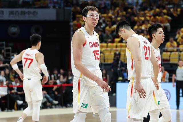 世界杯预赛“开门黑”，中国男篮主场不敌韩国队，完全防不住对方核心李贤重