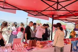 组图丨武威：天梯山石窟游客络绎不绝图片