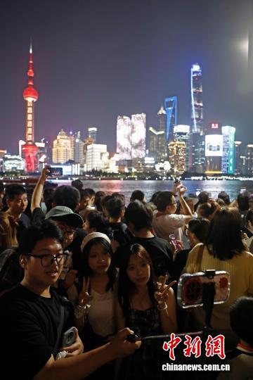 国庆假期 游客在上海外滩欣赏黄浦江两岸美景