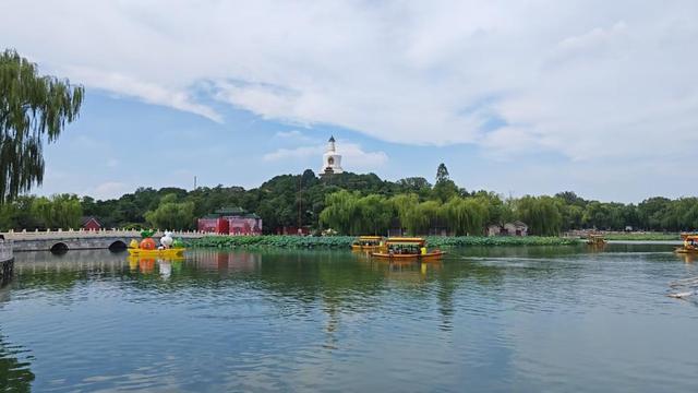 北海公园蓝天白云上线，颜值爆表