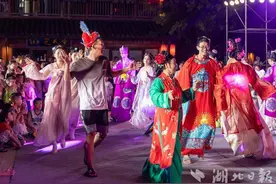 沔阳小镇上演《王府招亲》、云天海世界海洋公主开派对……夏季，排湖尽是不夜天图片