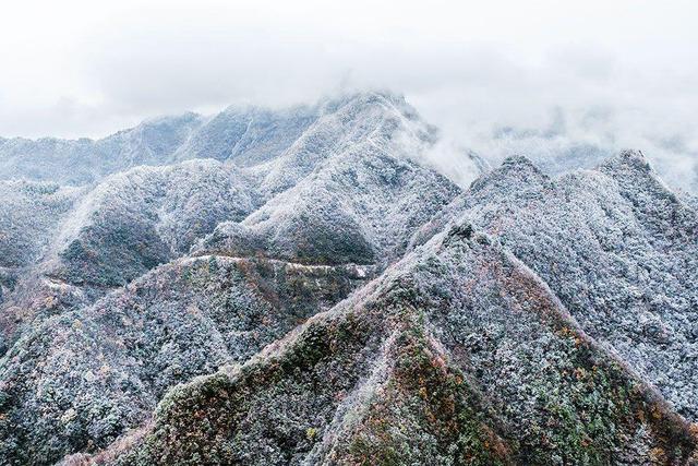 恩施巴东：雪吻秋山云海织锦