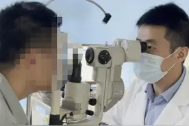 20岁小伙五一熬夜看剧致右眼视网膜脱离，医生：近视患者更多发，应尽量避免熬夜看手机图片