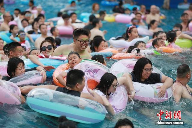 重庆：“秋老虎”发威 水上乐园开启“下饺子”模式