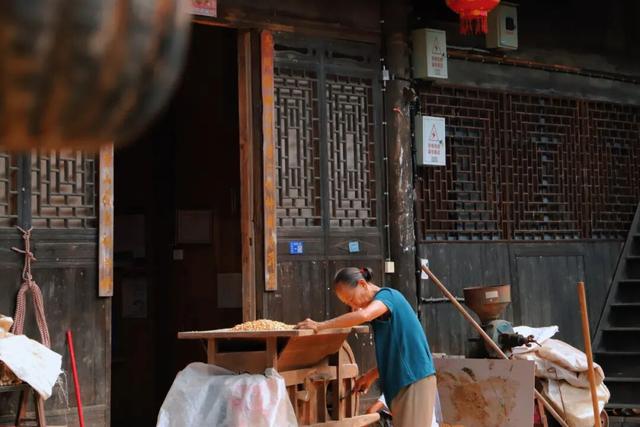 吊脚楼上晒秋光，彭家寨里慢尝烟火人间