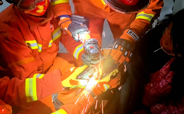 山东独居聋哑老人2天未关灯，邻居翻墙查看	，发现老人手指被门死死卡住，只能无助等待