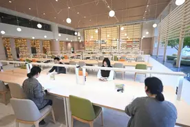 面积近1000平方米，可容300人同时落座，第8家光谷书房上新！4万册藏书等你打卡图片