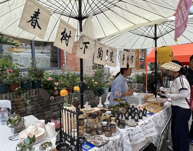 曲靖老街“潮”起：艺术集市焕新生 市民游客共欢腾