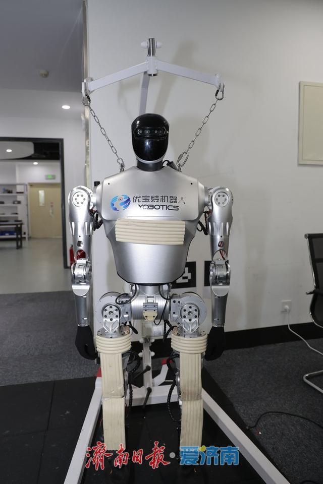 产业链上的山东好品牌丨办公室新“同事”：会散步的机器人来了