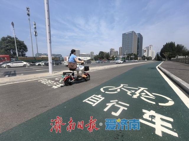 彩色骑行道亮相济南工业南路