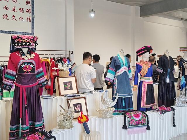 晴隆县阿妹戚托小镇：安置社区蝶变为“美丽风景区”