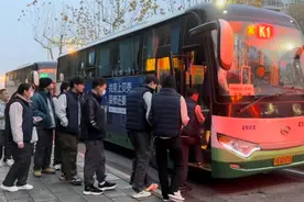 武汉公交为海尔工业园职工上下班定制专车，提供“一站式”服务图片