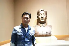 电影《天山之子张仲瀚》剧组主创人员在新疆兵团军垦博物馆感受兵团精神图片