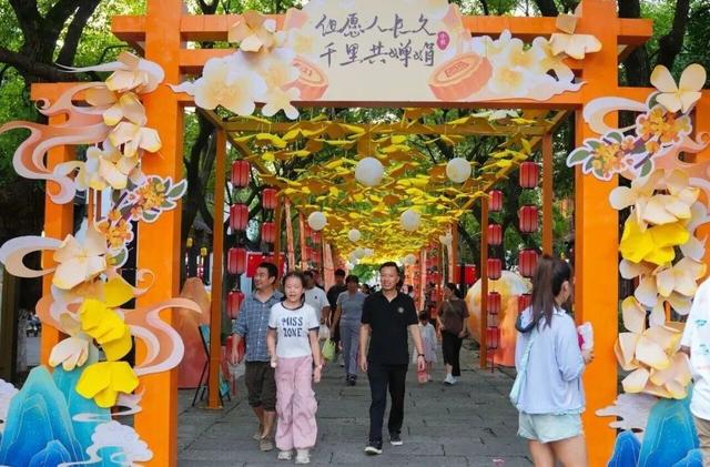 长假第六天杭州接待旅游人次274.77万，“月亮船”再次点亮西湖