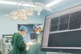 神器来了！咸阳市中心医院：医生的“第三只眼”让脑肿瘤手术更安全图片