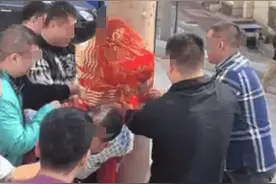 新娘被绑电线杆上，闹婚风俗不是侵害行为挡箭牌图片