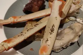 盘中蟹腿爬满不明黑点，五星酒店谎称是“蟹蛋”图片