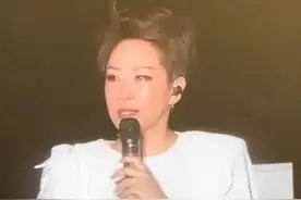 知名女歌手当场哽咽落泪图片