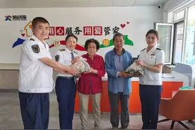 “粽”情“粽”意！七旬夫妇连续六年给公交司机送端午“节礼”图片