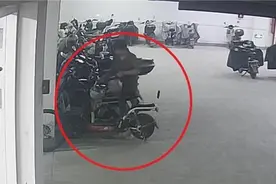 女子用旧头盔偷偷调换电瓶车上新头盔，竟称“不算盗窃”？图片