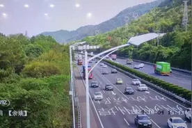 高速返程大流量陆续出现 雨天行车牢记“降速、控距、亮尾”图片