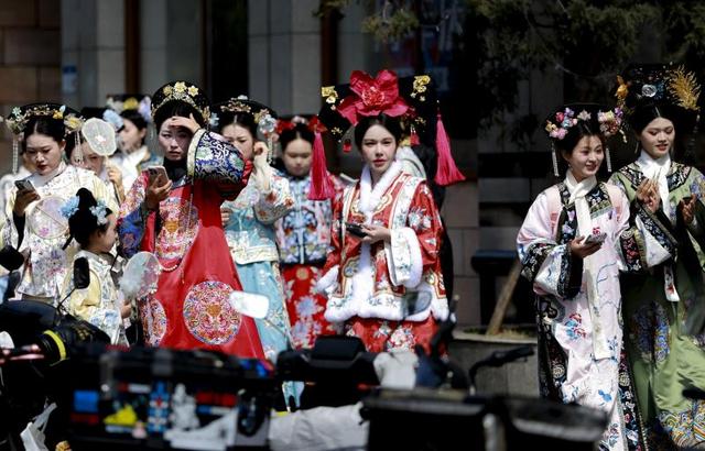 从王府井到故宫：Z世代在北京圆“格格梦”