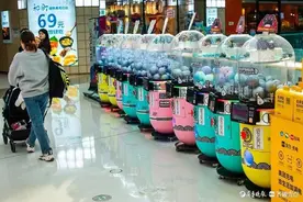 济南商场里的彩色胶囊扭蛋机图片