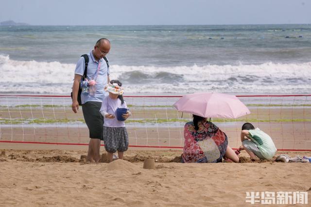 “竹节草”来安全为重！游客海滨护栏外有序观浪休闲