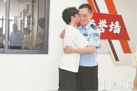 男子康复返泉，登门送锦旗感谢救命恩人——“张警官，你是我们家一辈子的恩人”图片