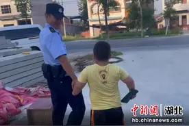 湖北老河口民警帮助一迷路孩童回家图片