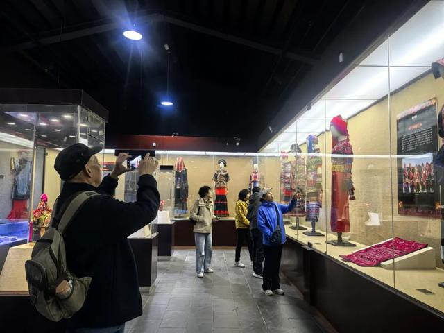 民族文化 | “霓彩彝裳—中国彝族服饰精品展”在凉山彝族历史博物馆开展