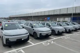 零跑B10首批量产车下线：搭高通骁龙8295芯片 3月10日预售图片