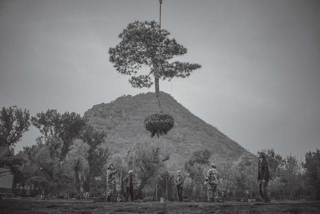一座山守望一座城