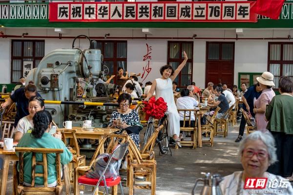 国庆打卡长沙工业风新地标：曙光茶厂的“锈”与“红”