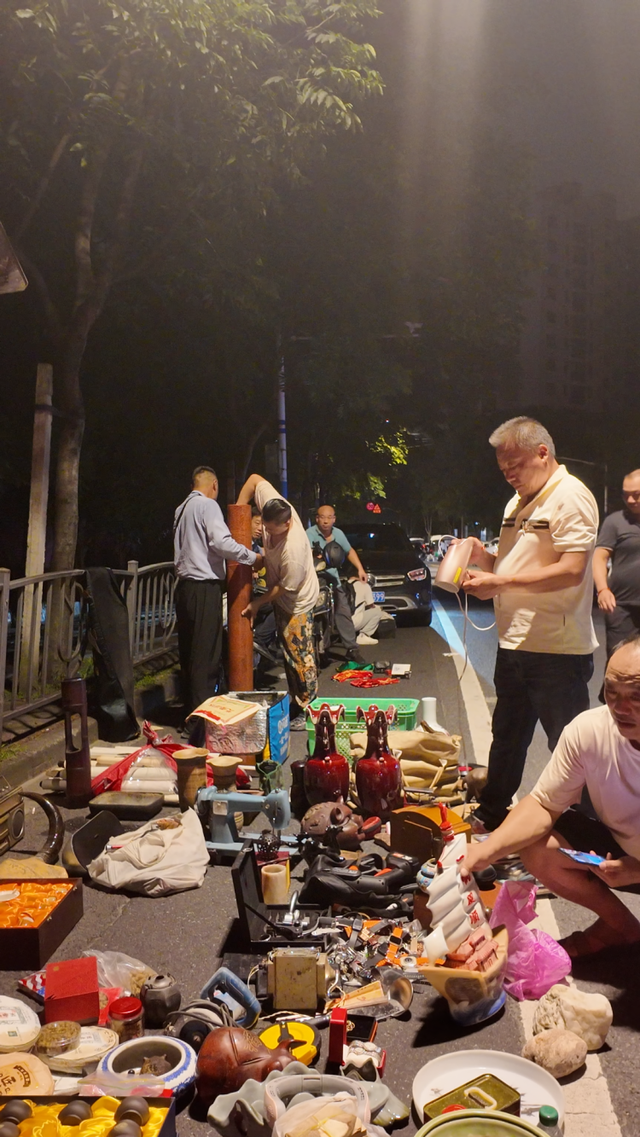 需要打着手电筒逛、天亮便消失无踪！上海有个神秘夜市，买家既是玩家也是商人，驱车数小时也要来