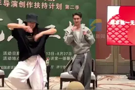 众人期待的画面终于出现了！张艺兴分享会现场与粉丝共舞图片