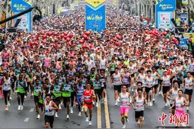 武汉马拉松金标首秀：4万跑者竞速长江畔图片
